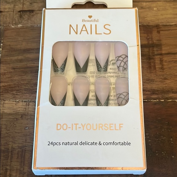 24 piece Pink and Black Press on Nails - Picture 1 of 10